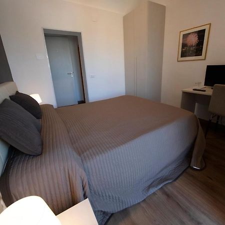 Rooms In Shared Apartment - City Center Catânia Exterior foto