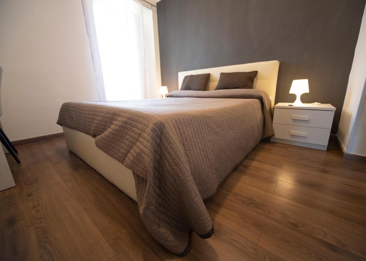 Rooms In Shared Apartment - City Center Catânia Exterior foto