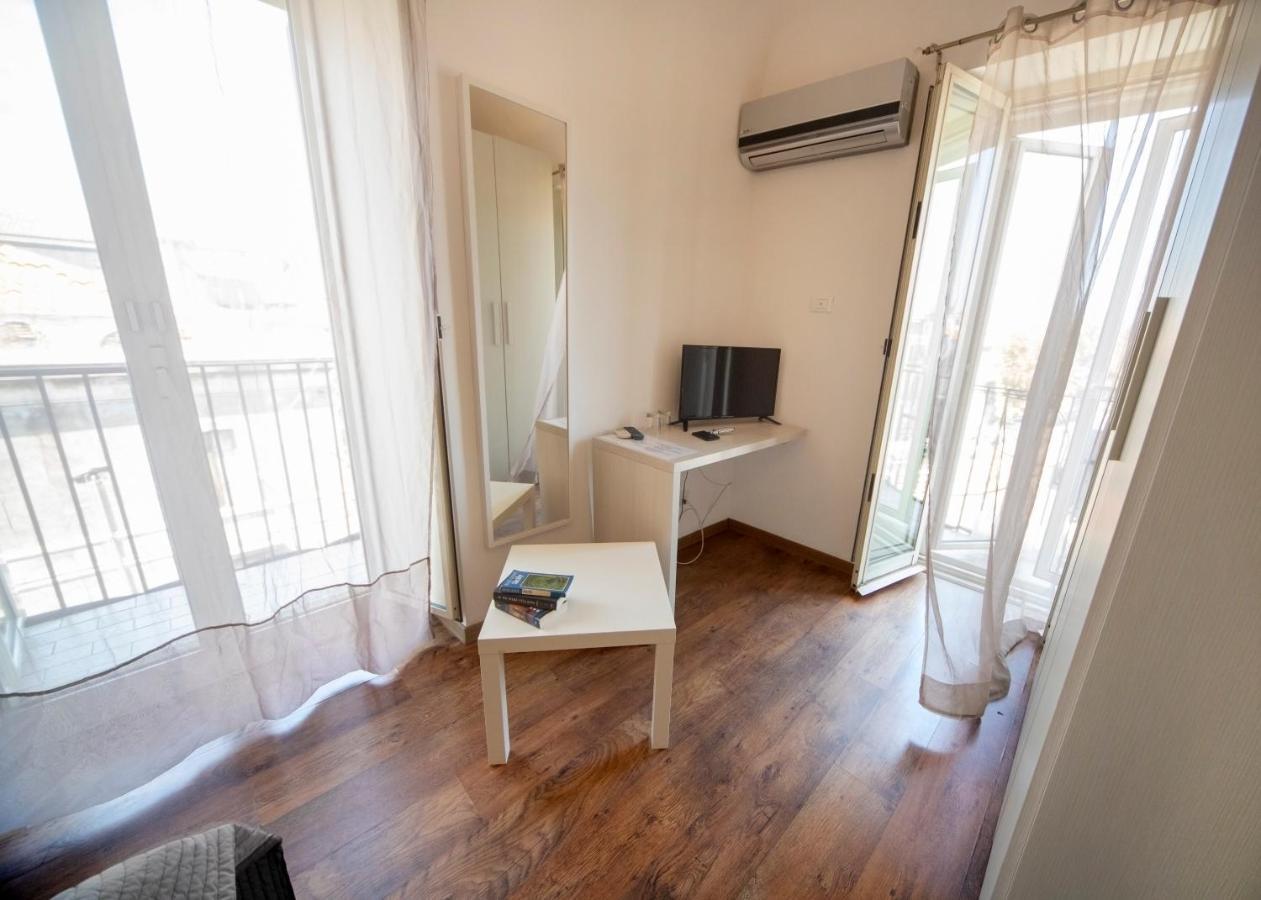 Rooms In Shared Apartment - City Center Catânia Exterior foto